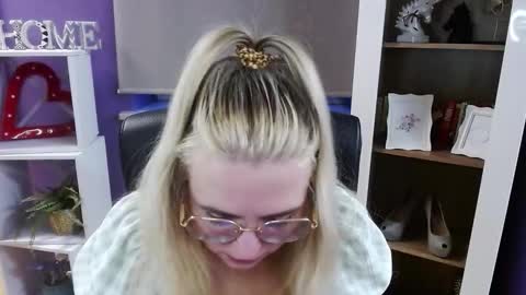 Z O E Y online show from February 5, 7:00 am