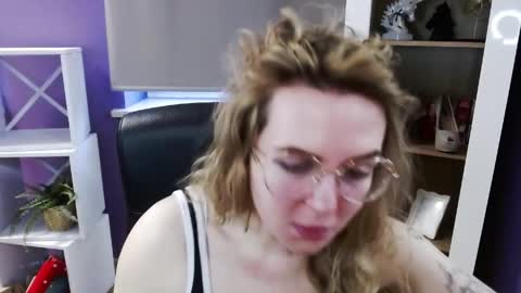 Z O E Y online show from April 22, 5:04 am