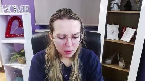 Z O E Y online show from December 17, 6:50 am