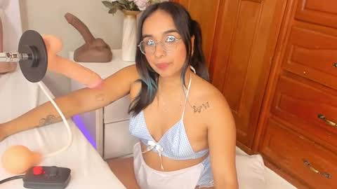 Snapshot of blue_smith1 chatting on October 11, 8:44 pm blue_smith1 online show from October 11, 8:44 pm