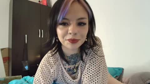 Snapshot of blue_tatuu1 chatting on December 18, 11:19 pm Alice bleu for friends  online show from December 18, 11:19 pm