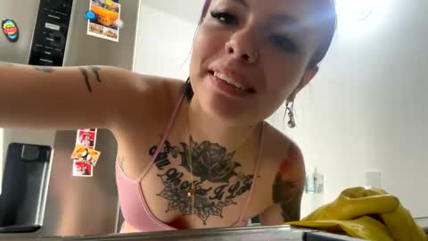 Snapshot of blue_tatuu1 chatting on December 20, 9:28 pm Alice bleu for friends  online show from December 20, 9:28 pm