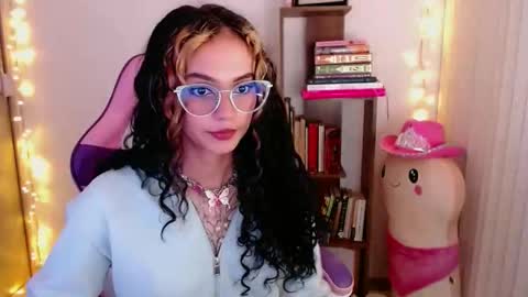 Snapshot of bluee_v chatting on October 21, 2:15 am Im Abril .. Nice to meet you thumb up me please its important INDEPENDENT MODEL online show from October 21, 2:15 am