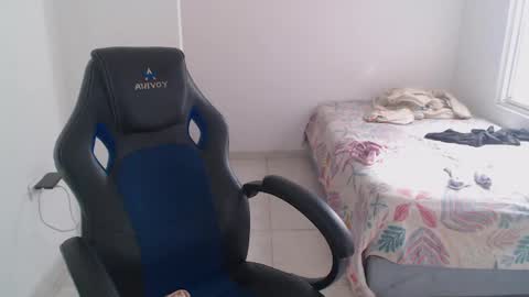  Hey guysI am BrendaWelcome my room online show from April 21, 8:05 pm