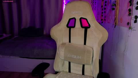 bunnykelly online show from April 5, 7:02 pm