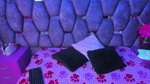 burbuja pink  online show from March 5, 9:43 pm