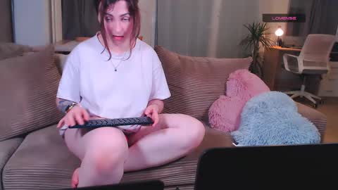 girl  Foxi online show from March 19, 6:45 pm