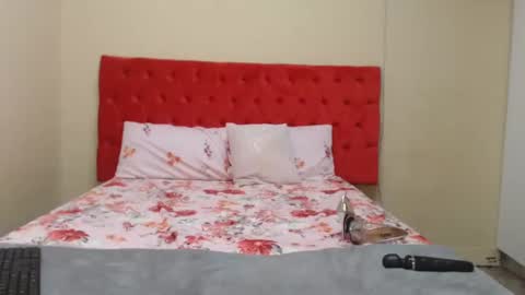 Snapshot of caramelbbe chatting on December 4, 10:19 pm fifi online show from December 4, 10:19 pm