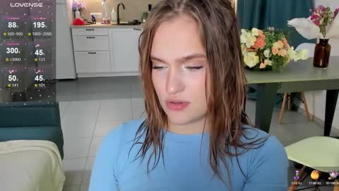 Snapshot of caroline_kiparis chatting on December 5, 2:20 am Caro online show from December 5, 2:20 am