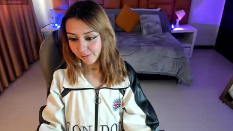 catti_brie_ online show from November 10, 11:49 am