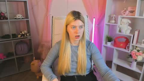 your cute kitty online show from April 11, 3:48 pm