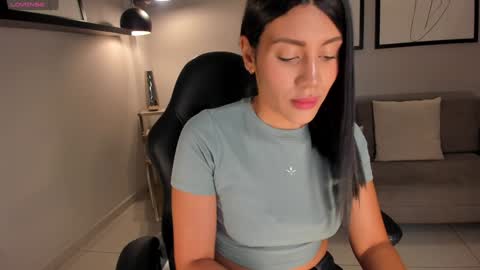 Snapshot of charlottecox_ chatting on January 27, 11:11 am Charlotte online show from January 27, 11:11 am