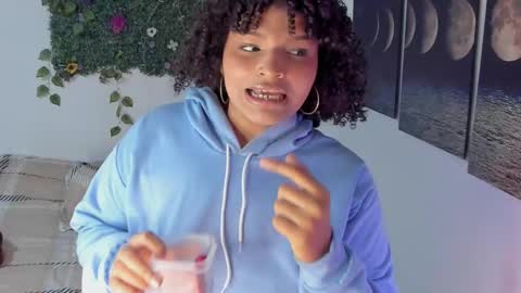 chloe_kisses online show from March 5, 12:01 pm