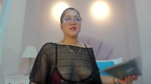 chloe_thomsoon online show from April 23, 12:40 pm