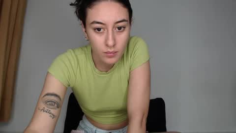 Snapshot of chloe_vahos chatting on October 3, 10:04 pm Chloe online show from October 3, 10:04 pm