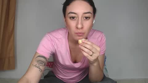 Snapshot of chloe_vahos chatting on October 6, 1:11 am Chloe online show from October 6, 1:11 am