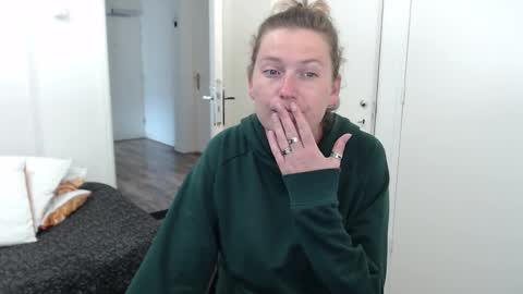 Syl  online show from March 29, 2:16 pm