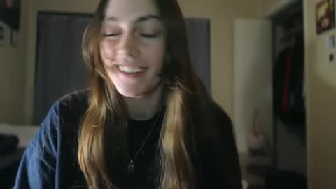 Snapshot of clover_tully chatting on December 12, 1:21 am Clover online show from December 12, 1:21 am