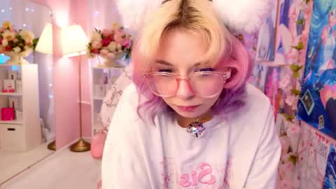 Mia online show from November 27, 3:04 pm