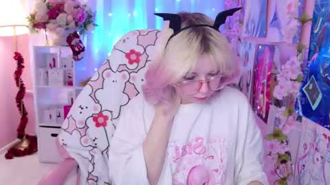 Mia online show from December 18, 9:30 pm