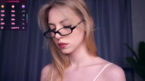 Hello im Sofia Welcme to my room .More hugs and kiss for you online show from November 2, 6:17 am