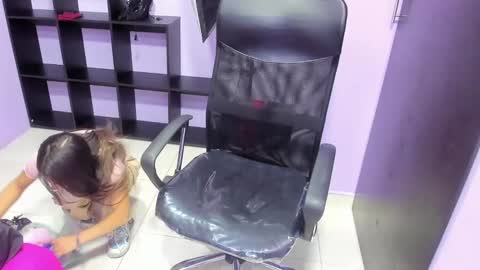 Snapshot of cooperemma_ chatting on December 3, 2:01 am CooperEmma online show from December 3, 2:01 am