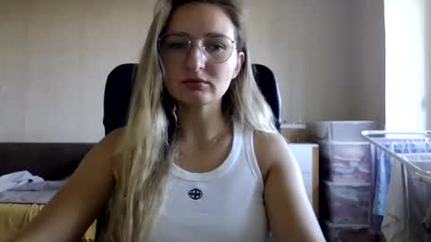 Snapshot of cora_fora chatting on September 12, 8:23 am cora_fora online show from September 12, 8:23 am