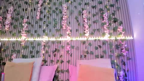 coralineross_ online show from October 27, 11:06 am