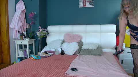 cougarmilf_ online show from March 16, 3:05 pm