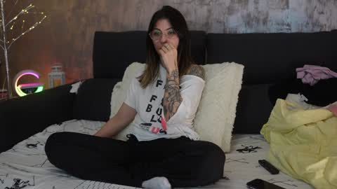 Snapshot of crissy_love chatting on February 5, 9:50 pm crissy_love online show from February 5, 9:50 pm