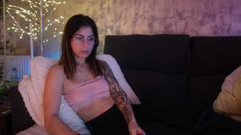 Snapshot of crissy_love chatting on February 1, 1:12 am crissy_love online show from February 1, 1:12 am