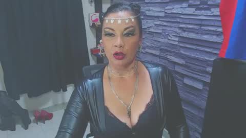 Snapshot of cruela_deviil chatting on September 12, 1:17 am cruela_deviil online show from September 12, 1:17 am