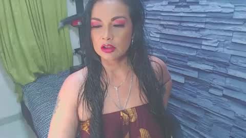 Snapshot of cruela_deviil chatting on January 4, 11:06 pm cruela_deviil online show from January 4, 11:06 pm