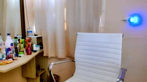 cute_hippo8 online show from March 1, 6:43 pm