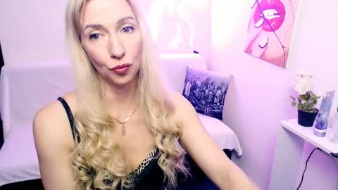 cute_smile_shy online show from April 18, 8:31 pm