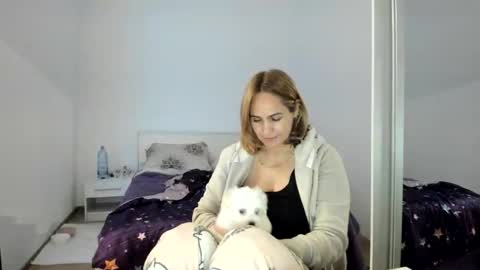 Snapshot of cutehana chatting on October 16, 4:53 pm MADY online show from October 16, 4:53 pm