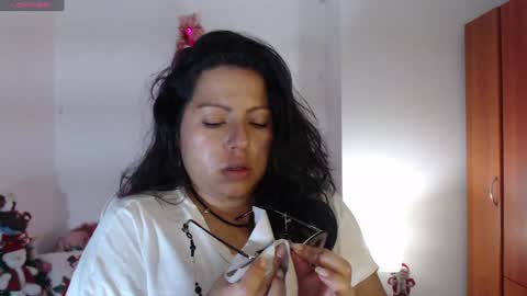 Snapshot of cutejess45 chatting on December 25, 5:37 am tell me jess   online show from December 25, 5:37 am