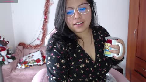 Snapshot of cutejess45 chatting on December 5, 5:39 pm tell me jess   online show from December 5, 5:39 pm