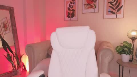 Dahiann Walcott online show from April 16, 9:39 pm