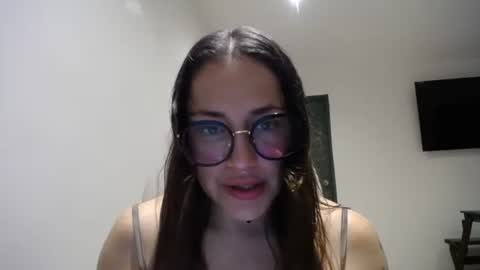 IG  dakotasofiaa online show from April 6, 2:11 am