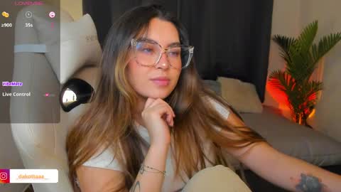 dakottaa__ online show from April 16, 12:11 am