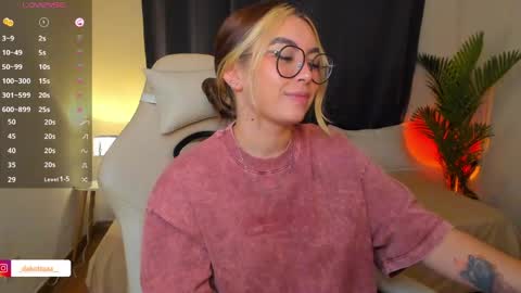 dakottaa__ online show from June 3, 1:18 am