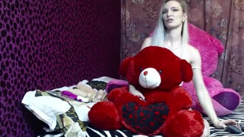 DanielaStolc online show from February 12, 9:05 pm