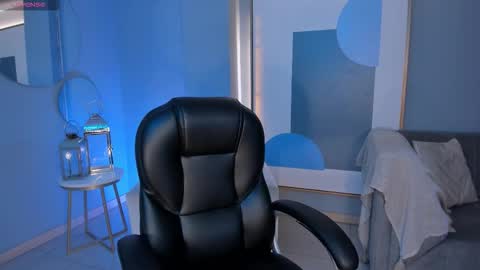 Danna Cruz  online show from December 4, 7:25 pm