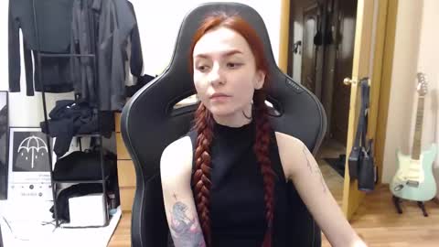 Snapshot of dead_girll chatting on December 6, 10:07 pm freak online show from December 6, 10:07 pm