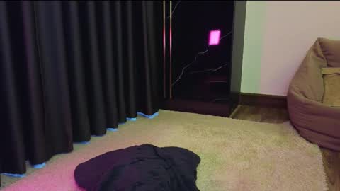 deedeedoll online show from March 19, 1:32 am