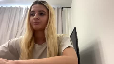 Amelia online show from May 18, 1:06 pm