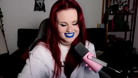 dellacrush_ online show from December 1, 6:21 pm