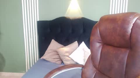 Snapshot of desiring__angel chatting on December 6, 5:11 pm Desiring Angel online show from December 6, 5:11 pm