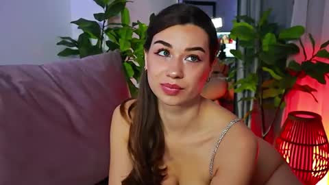 Tia online show from April 6, 8:10 pm